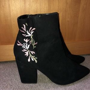 Heeled black boot with embroidery